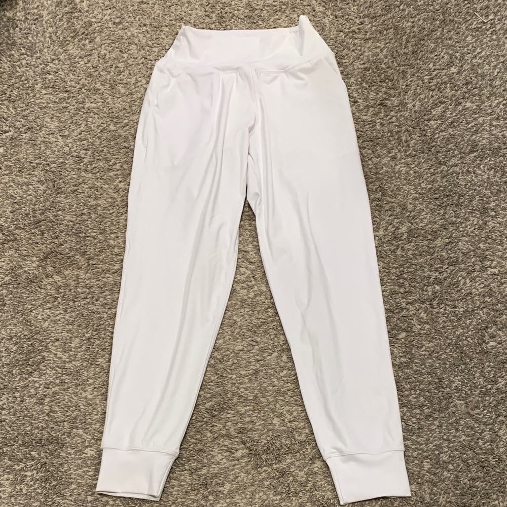 Chic White High-Rise Leggings